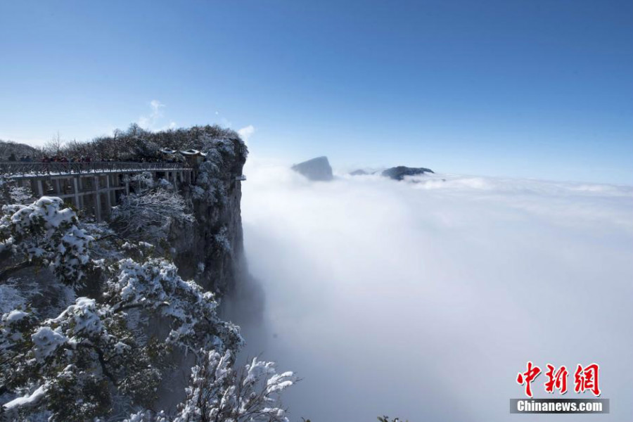 Belles photos : le mont Tianmen recouvert de neige