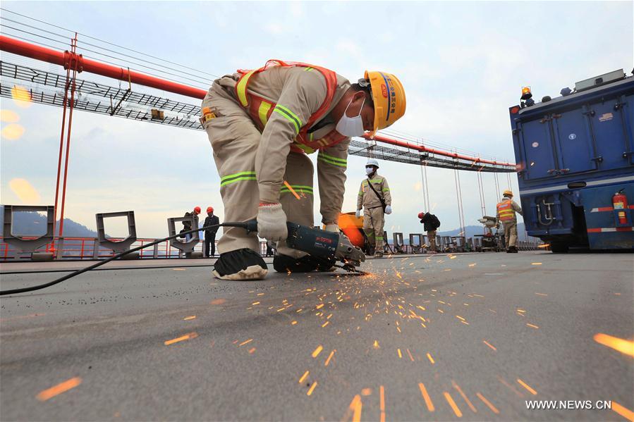 Le plus grand pont suspendu d'Asie sera ouvert à la circulation au Guizhou
