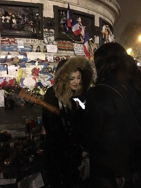 Madonna improvise un show sur une place de Paris en hommage aux victimes des attentats