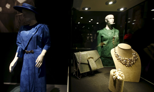 Mise en vente de vêtements et objets ayant appartenu à Margaret Thatcher chez Christie’s
