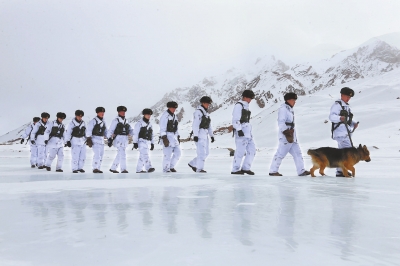 Des patrouilles sur glace dans le Xinjiang