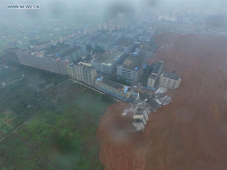Quatre personnes sauvées, 22 toujours portées disparues après un glissement de terrain dans le sud de la Chine
