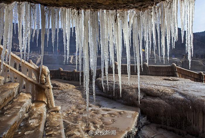Un monde de glace sur les rives des chutes de Hukou