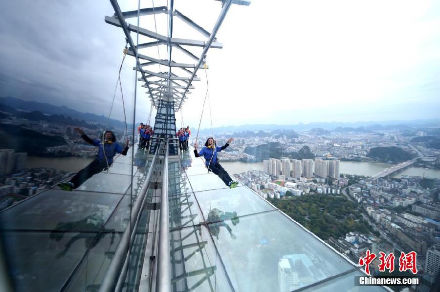 Une plate-forme en verre à 303 mètres au-dessus du sol à Liuzhou