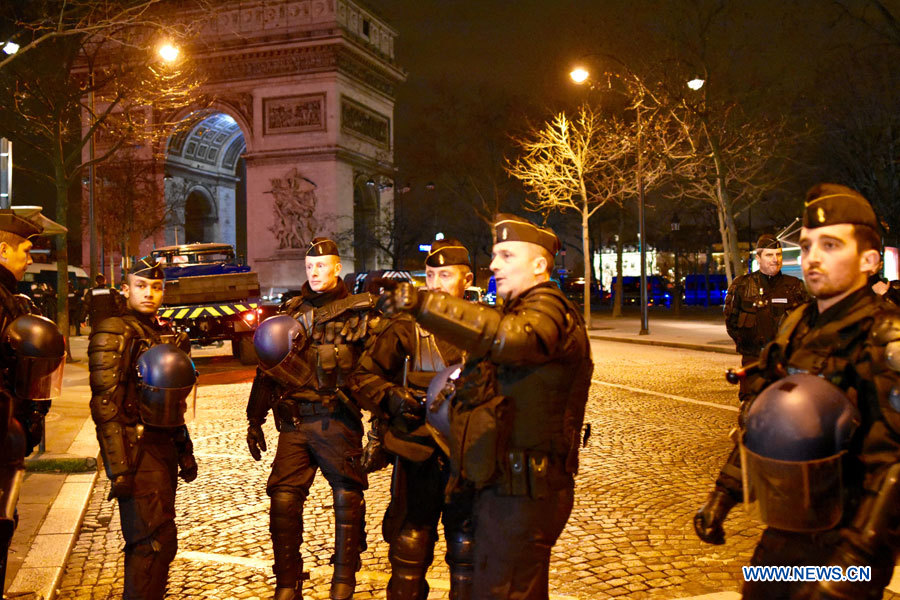 La France célèbre les fêtes de fin d'année sous une haute surveillance des forces de l'ordre