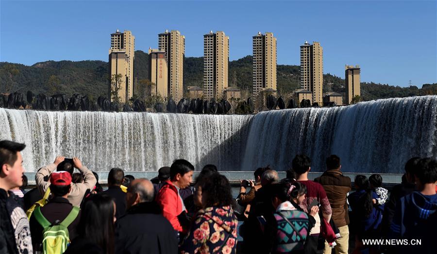Ouverture d'un parc avec une cascade artificielle de 400 m de large à Kunming
