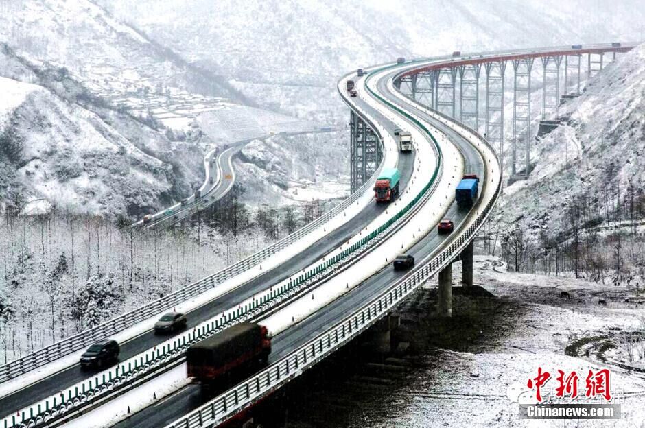 Les magnifiques paysages des Monts Tuowu et de l’autoroute Jingkun sous la neige