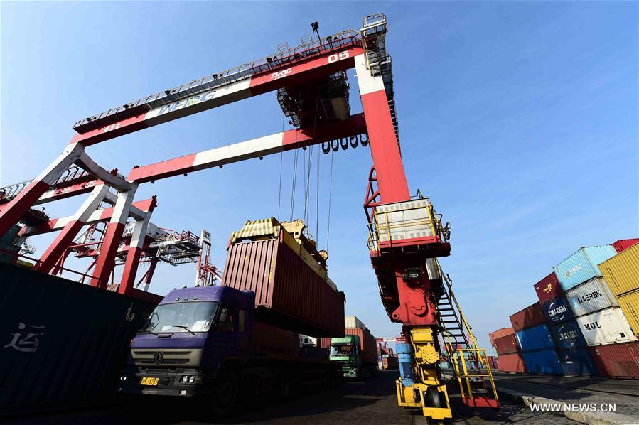 L'excédent du commerce extérieur de la Chine en hausse de 56,7% en 2015