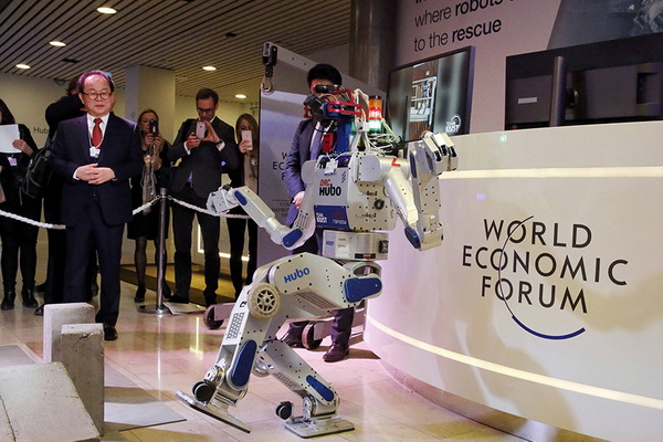 Forum économique de Davos : un robot lecteur du China Daily 