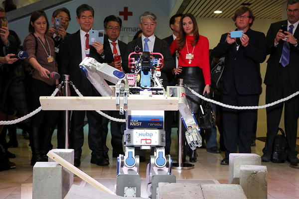 Forum économique de Davos : un robot lecteur du China Daily 
