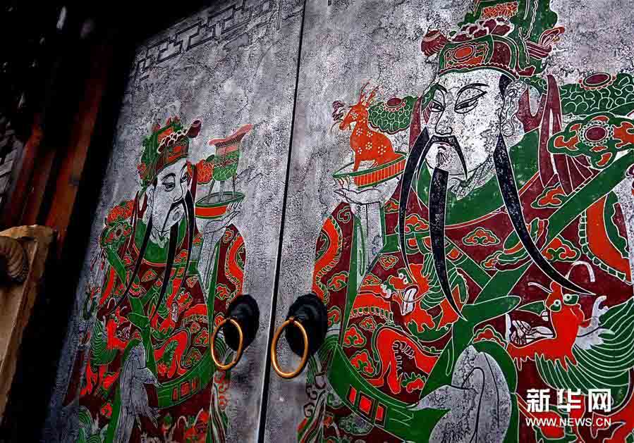 Les images des dieux de la porte fleurissent sur les maisons chinoises