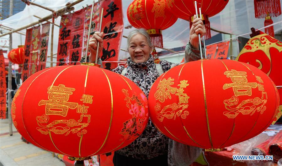 Fête du Printemps: Des gens font des achats au Guizhou