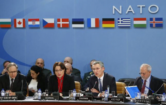 L'OTAN lance une mission maritime contre les passeurs de migrants en Méditerranée
