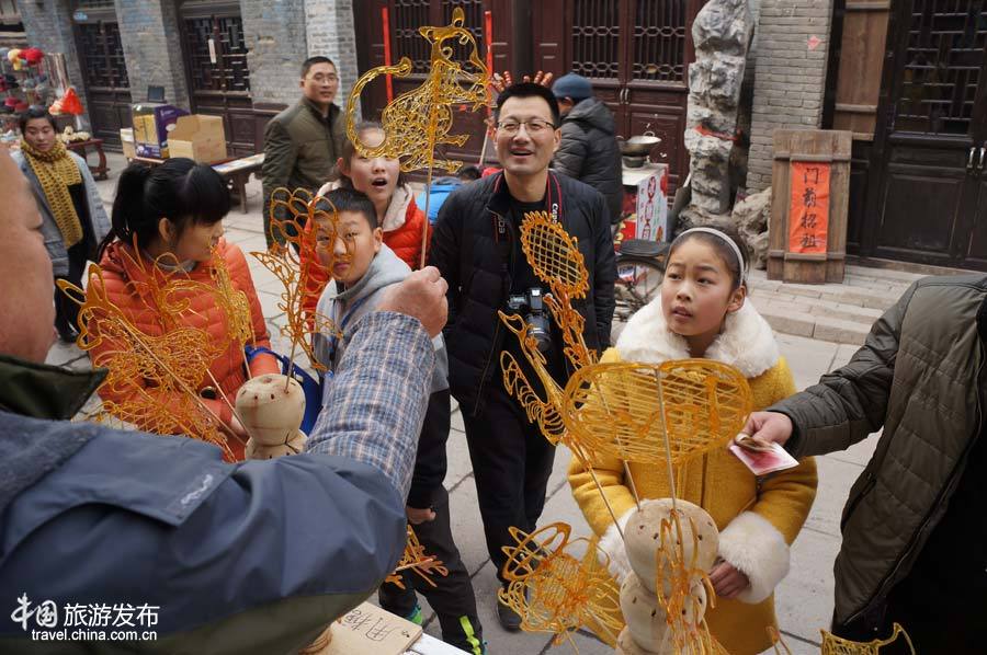 Les coutumes folkloriques attirent 330 000 touristes à Zhoucun pendant la fête du Printemps