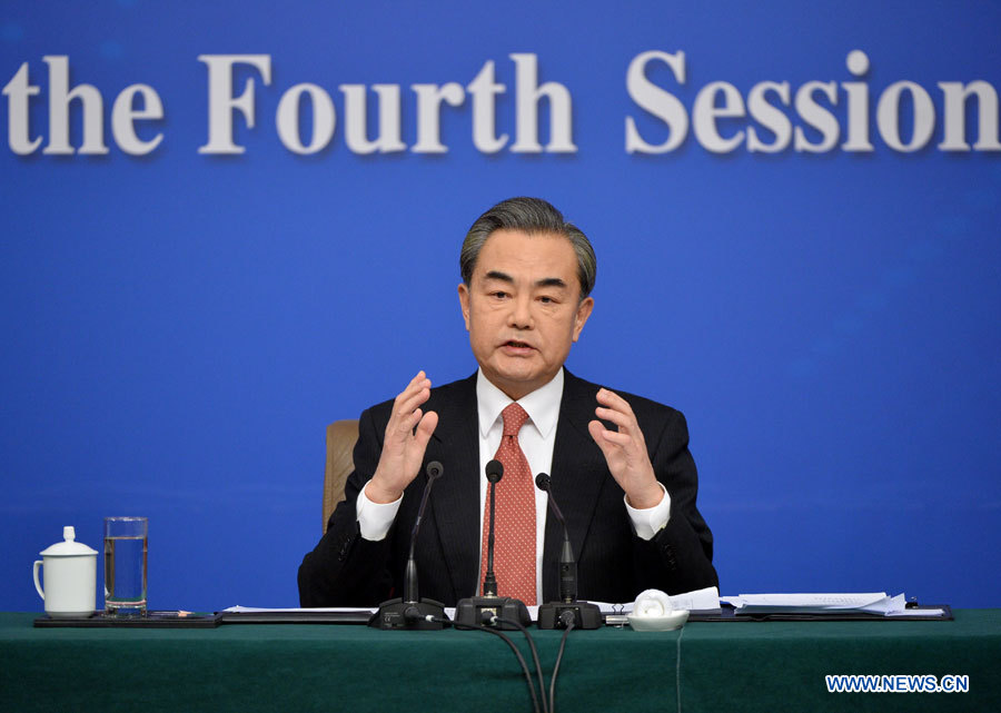 Le ministre chinois des Affaires étrangères Wang Yi lors d'une conférence de presse en marge de la session annuelle de l'organe législatif national, à Beijing, le 8 mars 2016. 