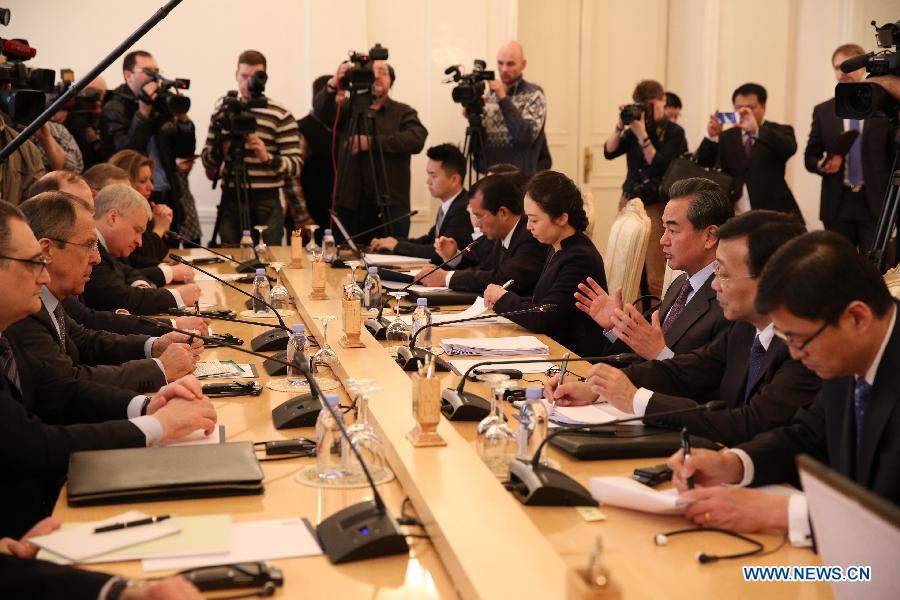 Le ministre chinois des Affaires étrangères Wang Yi rencontre avec son homologue Sergueï Lavrov, à Moscou, le 11 mars 2016. 