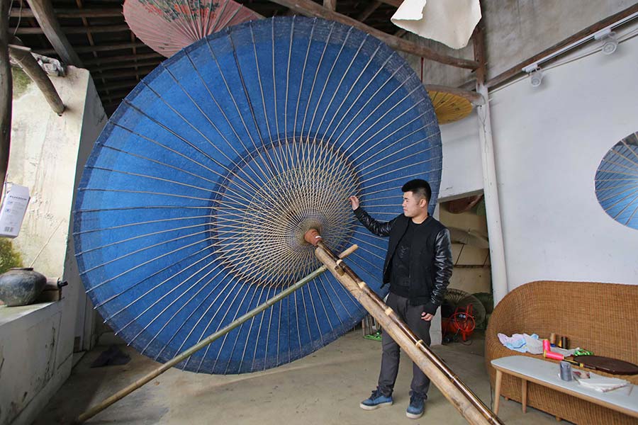Un jeune des années 90 quitte son emploi et devient fabricant d'ombrelles de papier traditionnelles