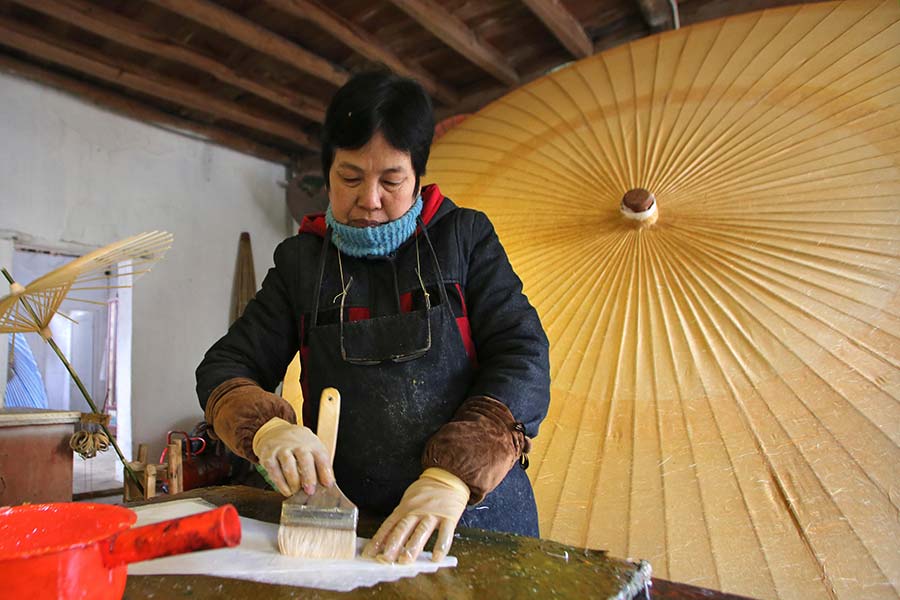 Un jeune des années 90 quitte son emploi et devient fabricant d'ombrelles de papier traditionnelles