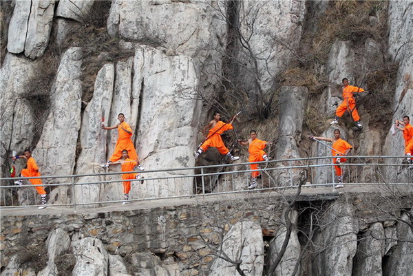 Spectaculaire démonstration de Kung Fu sur des falaises du Henan