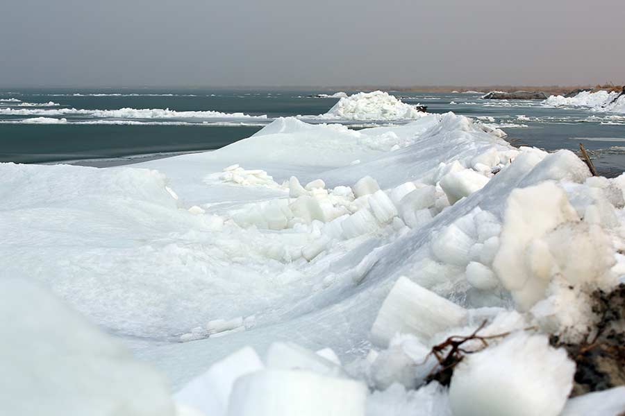 Les rives du plus grand lac d'eau douce de Chine recouvertes de glace