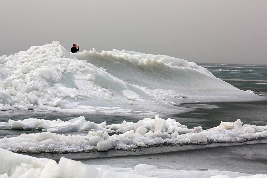 Les rives du plus grand lac d'eau douce de Chine recouvertes de glace