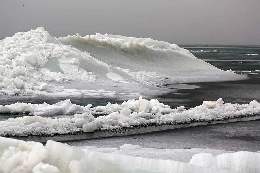 Les rives du plus grand lac d'eau douce de Chine recouvertes de glace