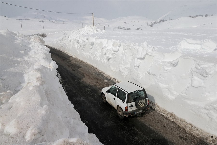 Espagne : une route cloisonnée entre deux murs de neige