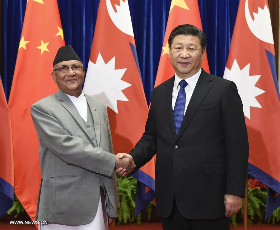 Le président chinois Xi Jinping rencontre le Premier ministre népalais K. P. Sharma Oli à Beijing, capitale de la Chine, le 21 mars 2016. 