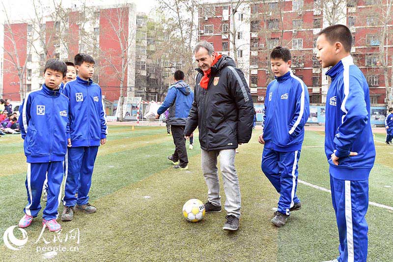 Football féminin : l’entraîneur de l’équipe de Chine avec des jeunes Pékinois