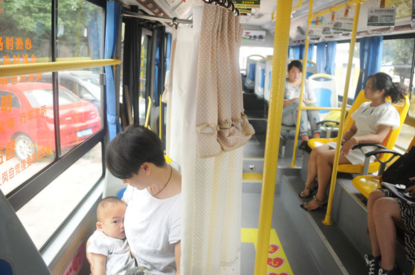 Un siège dans les bus réservé pour l'allaitement maternel