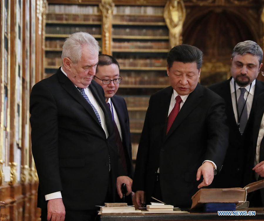 Le président chinois se rend dans une bibliothèque historique de Prague
