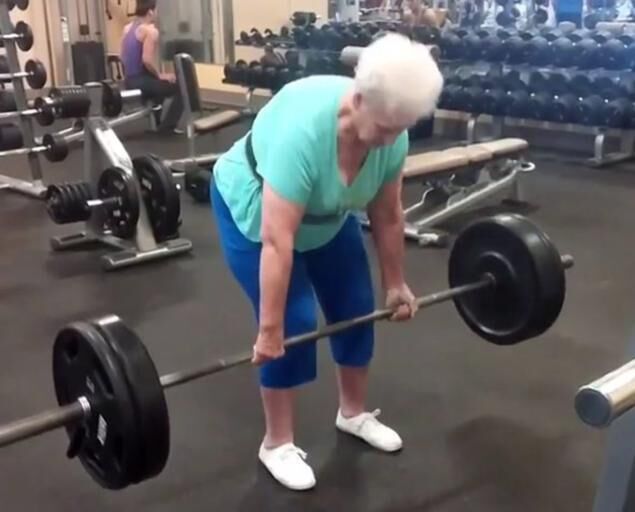 Une grand-mère américaine de 78 ans peut soulever des haltères de plus de 100 kilos !