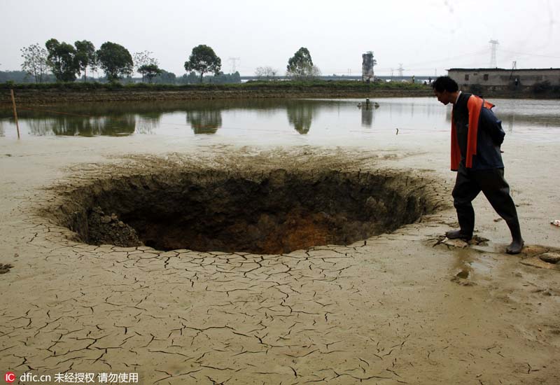 Un immense trou dans un étang du Guangxi