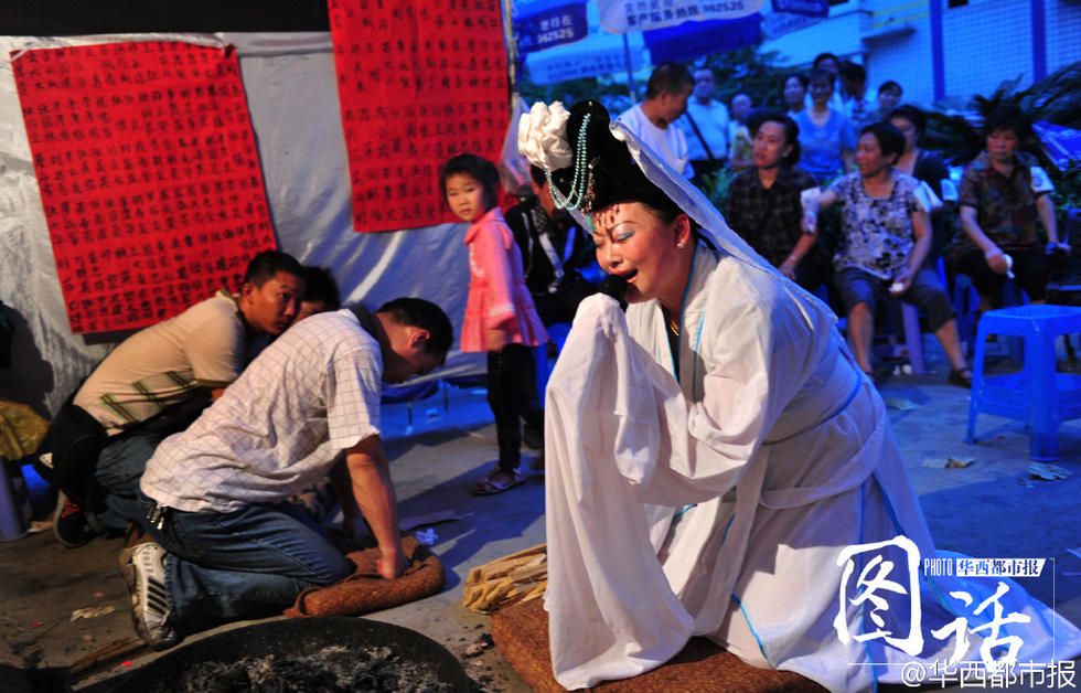 Pleureuse professionnelle pendant le Festival Qingming 