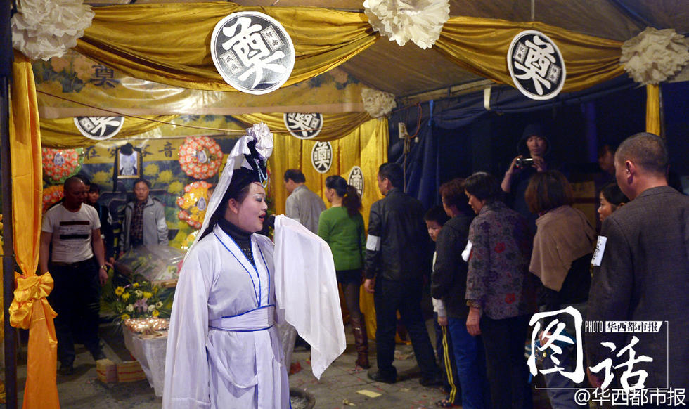 Pleureuse professionnelle pendant le Festival Qingming 