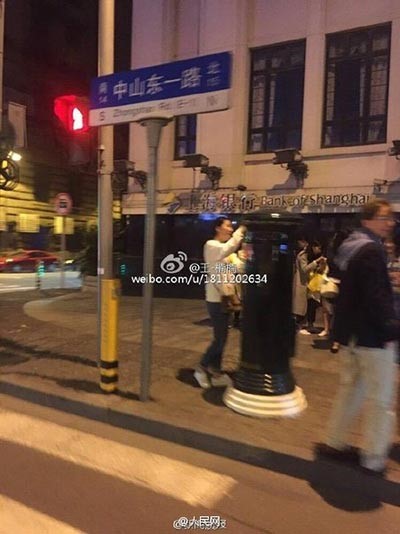 Des fans de la pop star Lu Han font la queue à Shanghai pour poser avec la boite aux lettres qu'il a touchée
