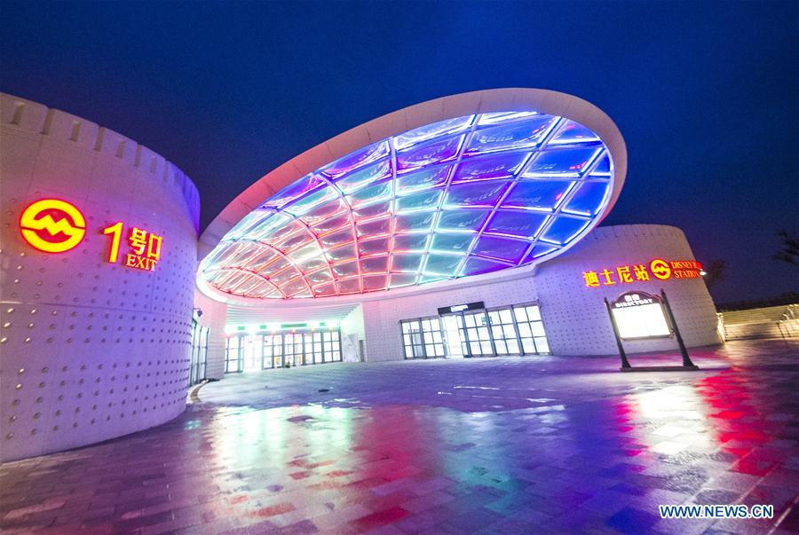 Opération d'essais à la station de métro du parc Shanghai Disney Resort