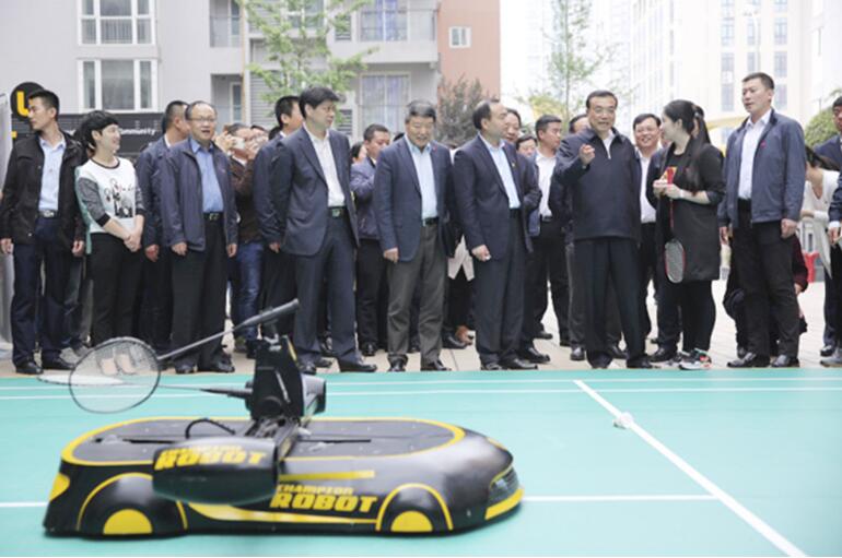 Li Keqiang affronte un robot au badminton lors de sa visite d’un pôle entrepreneurial à Chengdu