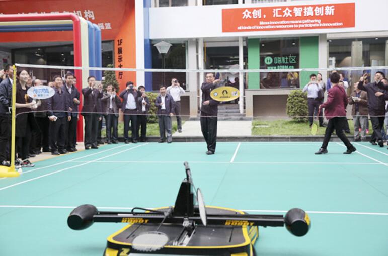Li Keqiang affronte un robot au badminton lors de sa visite d’un pôle entrepreneurial à Chengdu