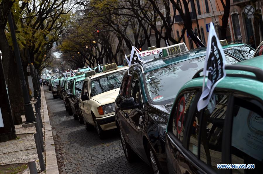 Portugal : des milliers de chauffeurs de taxi protestent contre Uber