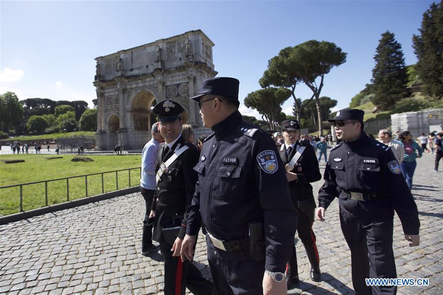 Des patrouilles de police sino-italiennes accueillies avec enthousiasme par les commerçants du quartier chinois de Milan