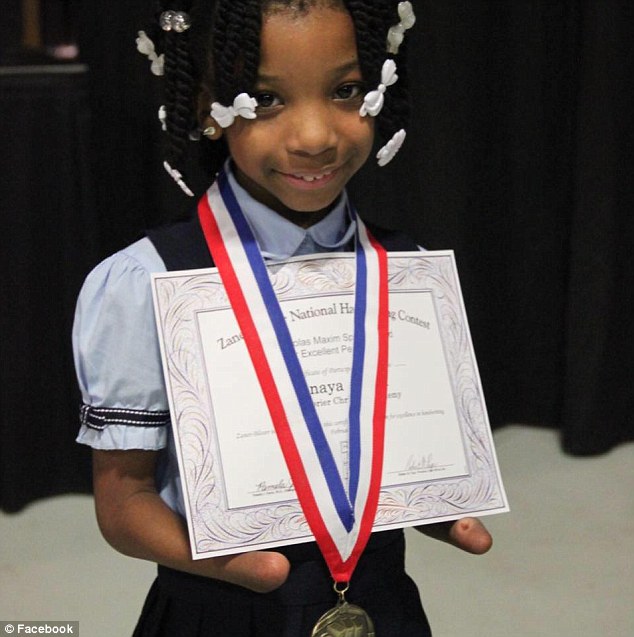 Née sans mains, une jeune Américaine de 7 ans remporte un prix national d'écriture