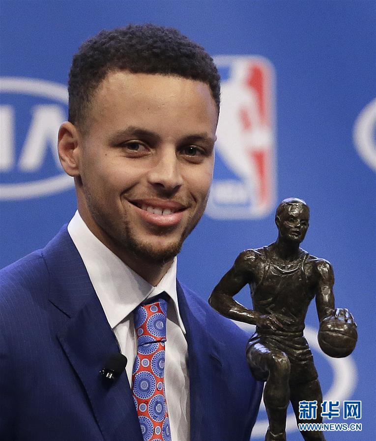 NBA : Stephen Curry élu MVP à l'unanimité, une première dans l'histoire