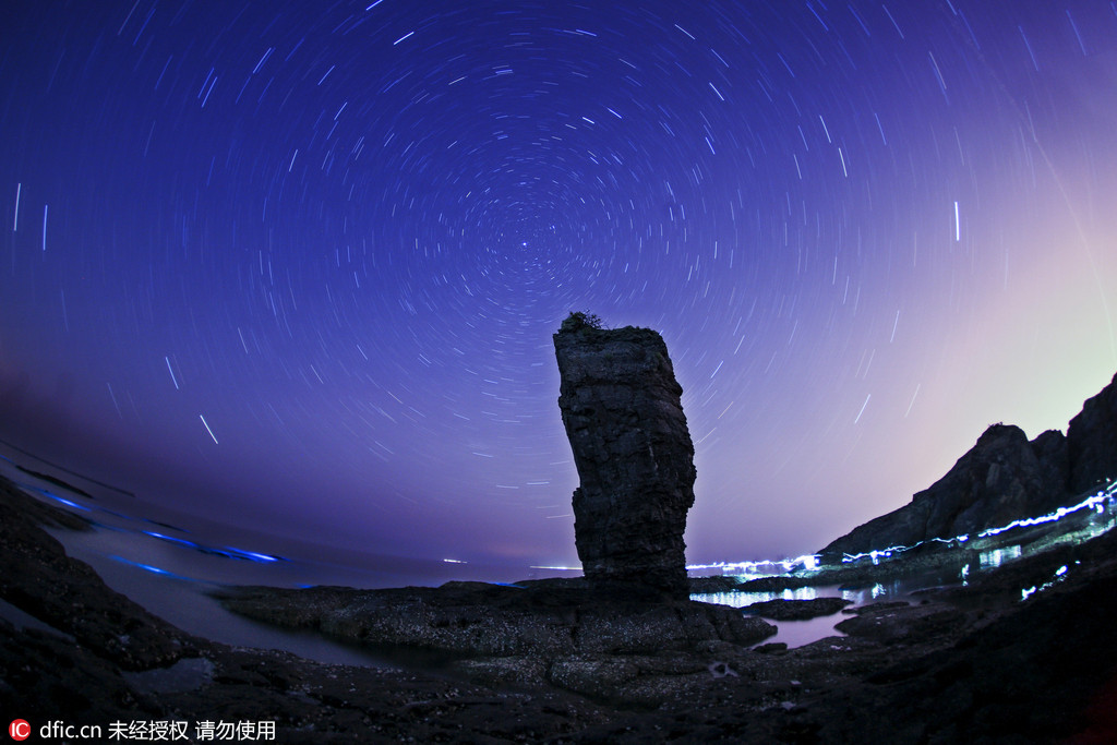 De magnifiques vagues fluorescentes dans le nord de la Chine 