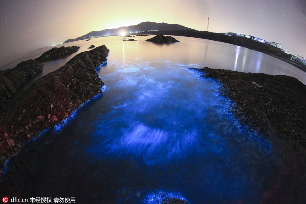 De magnifiques vagues fluorescentes dans le nord de la Chine 