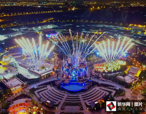 Mickey dans la nuit de Shanghai
