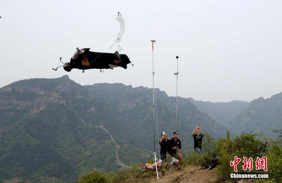 Jeb Corliss : la star américaine de wingsuit pour un nouveau record en Chine