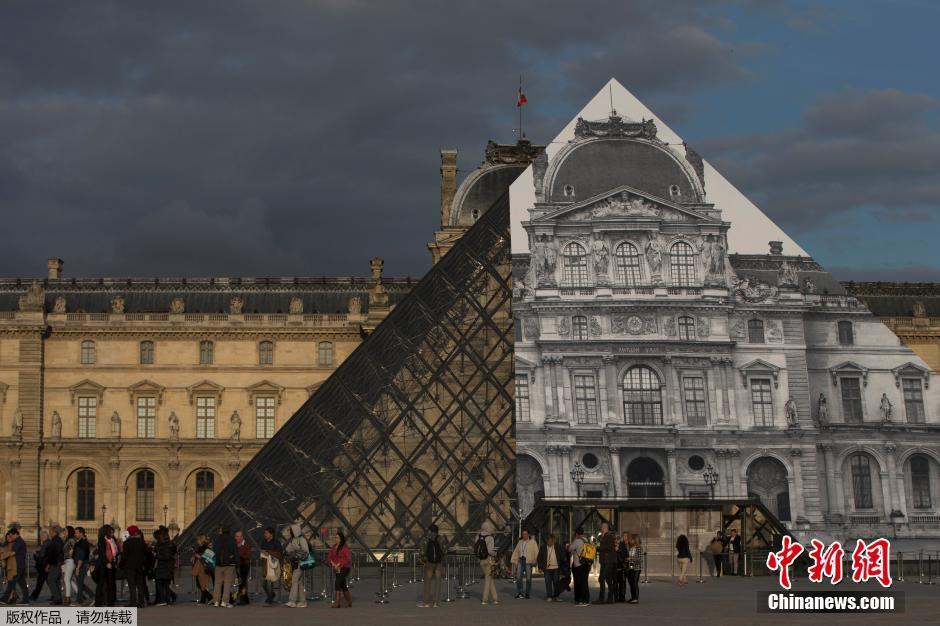 France : JR fait disparaître la pyramide du Louvre