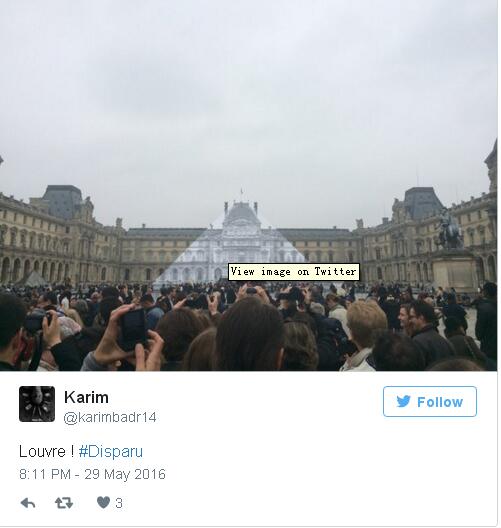 JR et l'artiste chinois Liu Bolin se font disparaître devant le Louvre