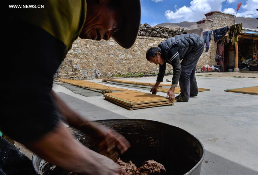 La fabrication traditionnelle de l'encens dans le comté tibétain de Nyemo